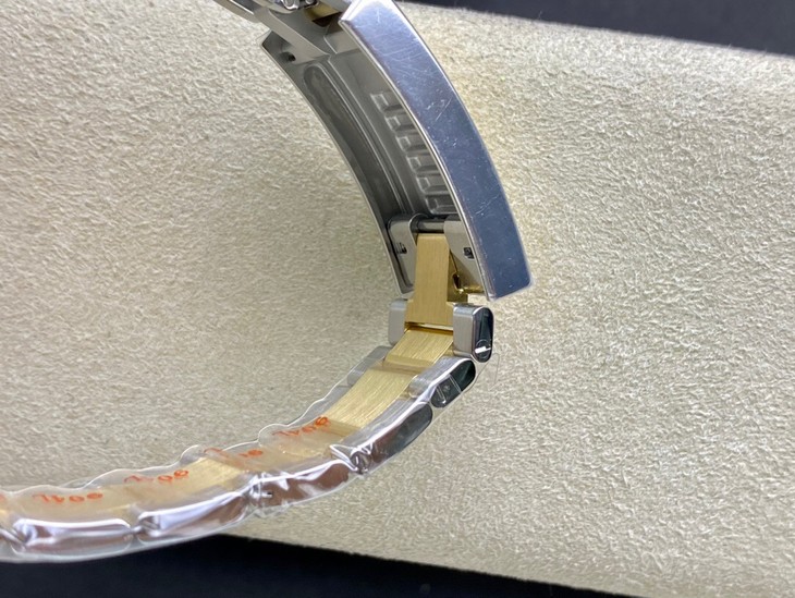 Rolex Submariner Date 40 Oyster Perpetual Oystersteel and Yellow Gold gold black dial Oyster band Reference 116613LN 7 Rolex Submariner Date 40 Oyster Perpetual Oystersteel and Yellow Gold gold black dial Oyster band Reference 116613LN - Image 7