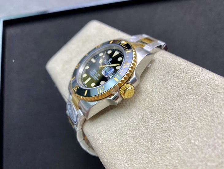 Rolex Submariner Date 40 Oyster Perpetual Oystersteel and Yellow Gold gold black dial Oyster band Reference 116613LN 4 Rolex Submariner Date 40 Oyster Perpetual Oystersteel and Yellow Gold gold black dial Oyster band Reference 116613LN - Image 4